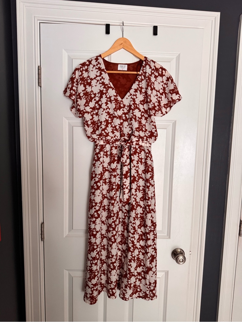 Sienna Sky Short Flutter Sleeve Floral Midi Dress. Size X-Small.